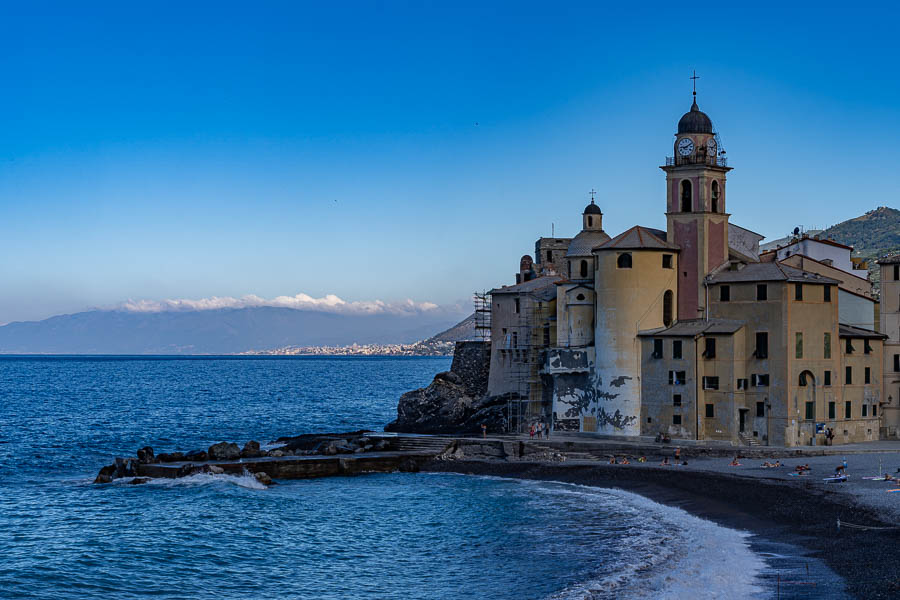 Camogli : plage et église, Gênes au loin