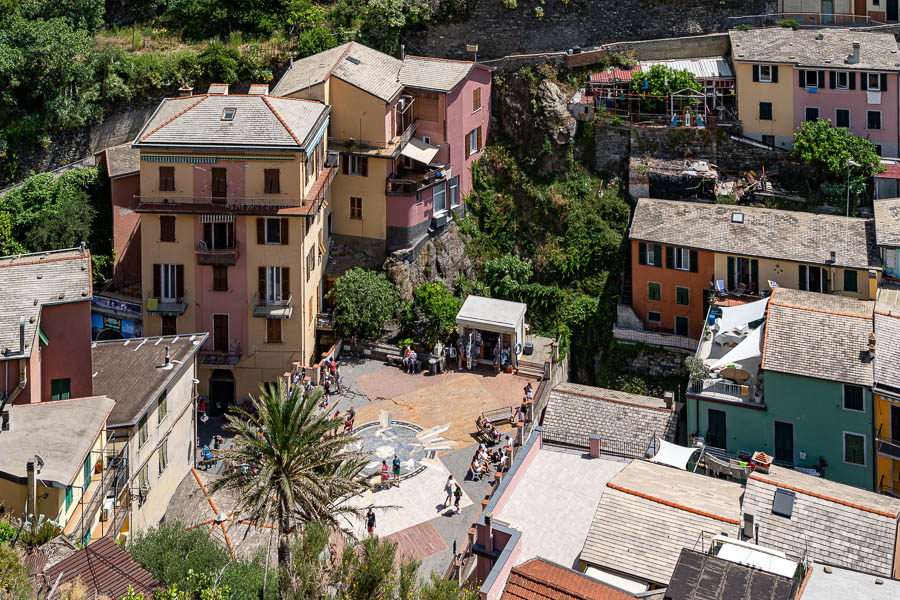 Manarola : place du tunnel de la gare