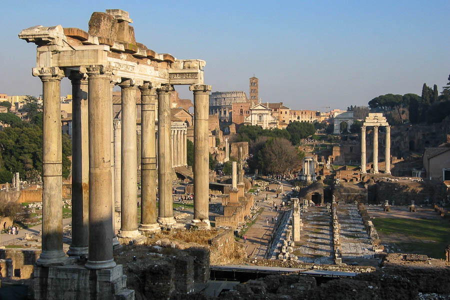 Forum, temple de Saturne (IVe siècle), vue vers le Colisée