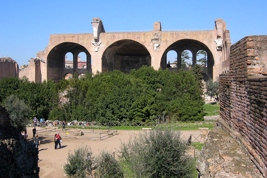 Forum : basilique de Maxence et Constantin (IVe)