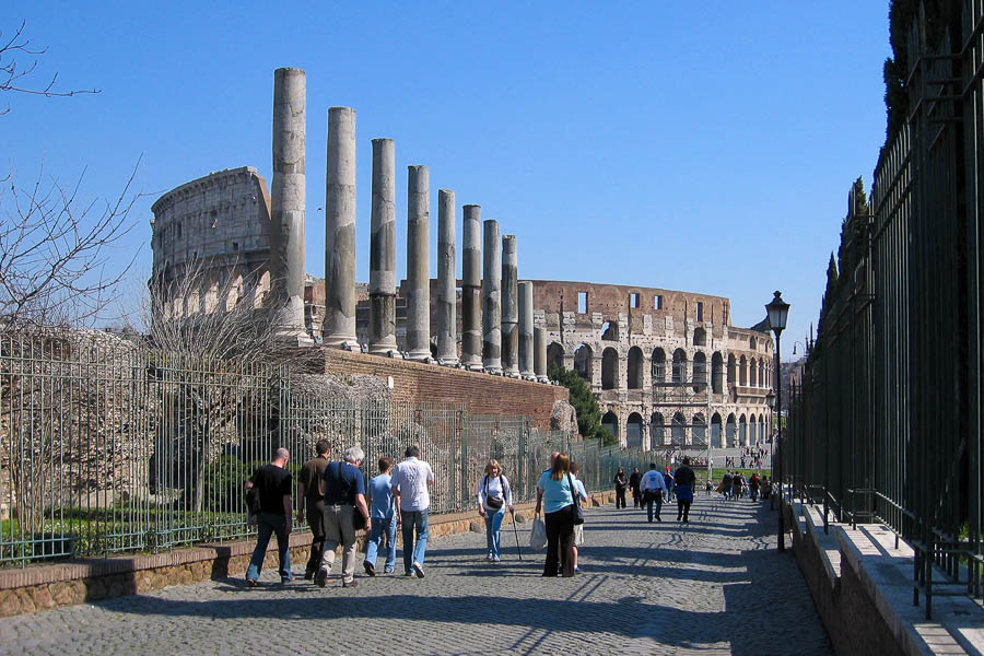 Forum, colonnade du temple de Vénus et Rome et Colisée
