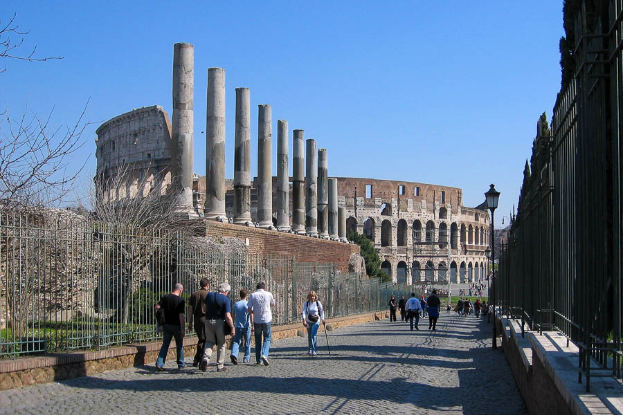 Forum, colonnade du temple de Vénus et Rome et Colisée