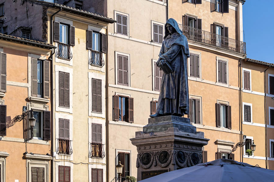 Campo dei Fiori : statue de Giordano Bruno, brûlé vif en 1600 pour hérésie