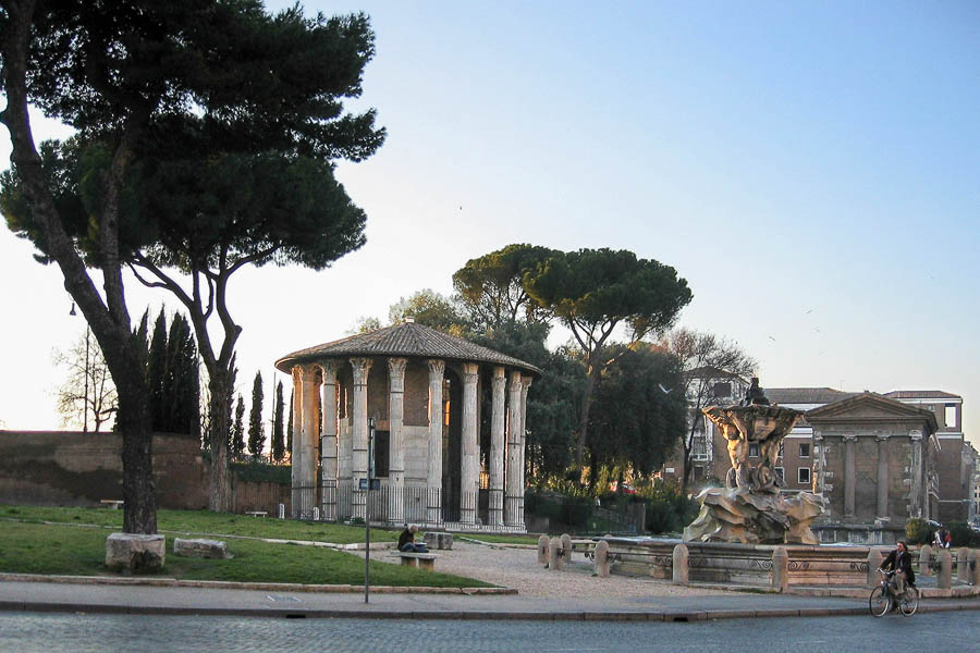 temple d'Hercule et temple de Portunus (IIe av. J.C.), fontaine des Tritons (1715)