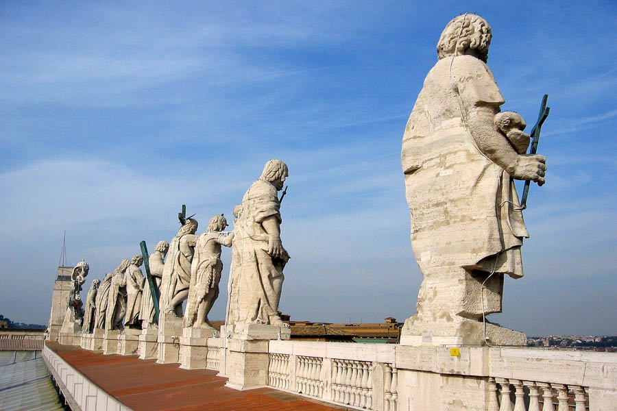 Rome, toits de Saint-Pierre : les apôtres