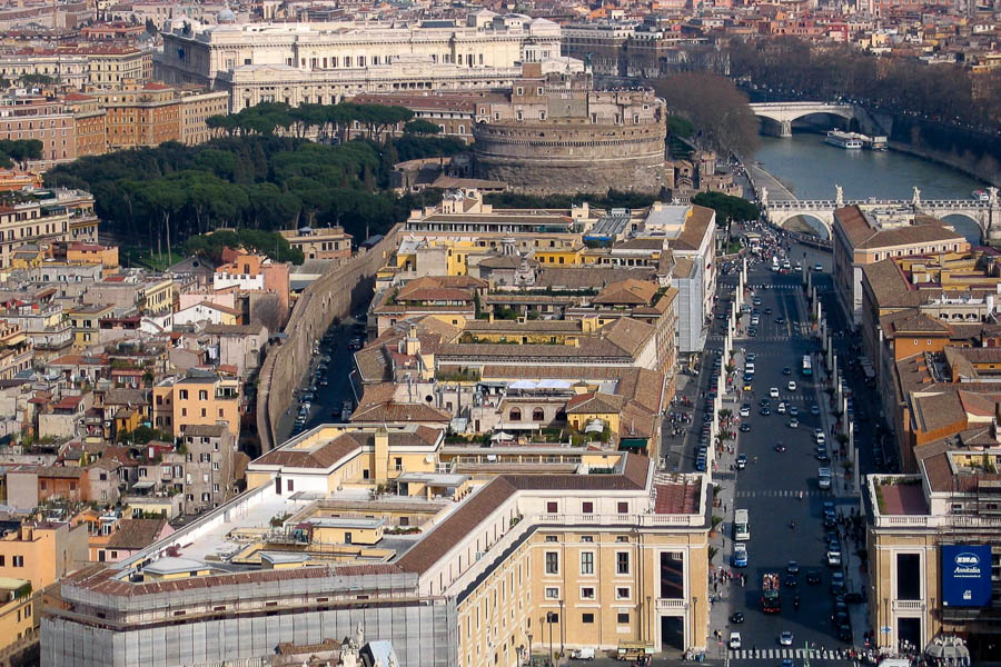 vue depuis la coupole, place Saint-Pierre et le corridor du château Saint-Ange