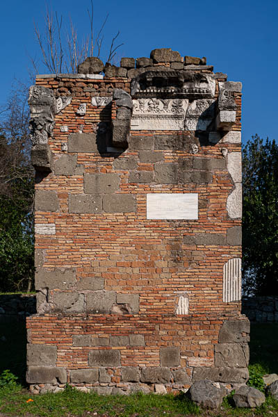 Via Appia Antica : tombe de Marcus Servilius Quartus