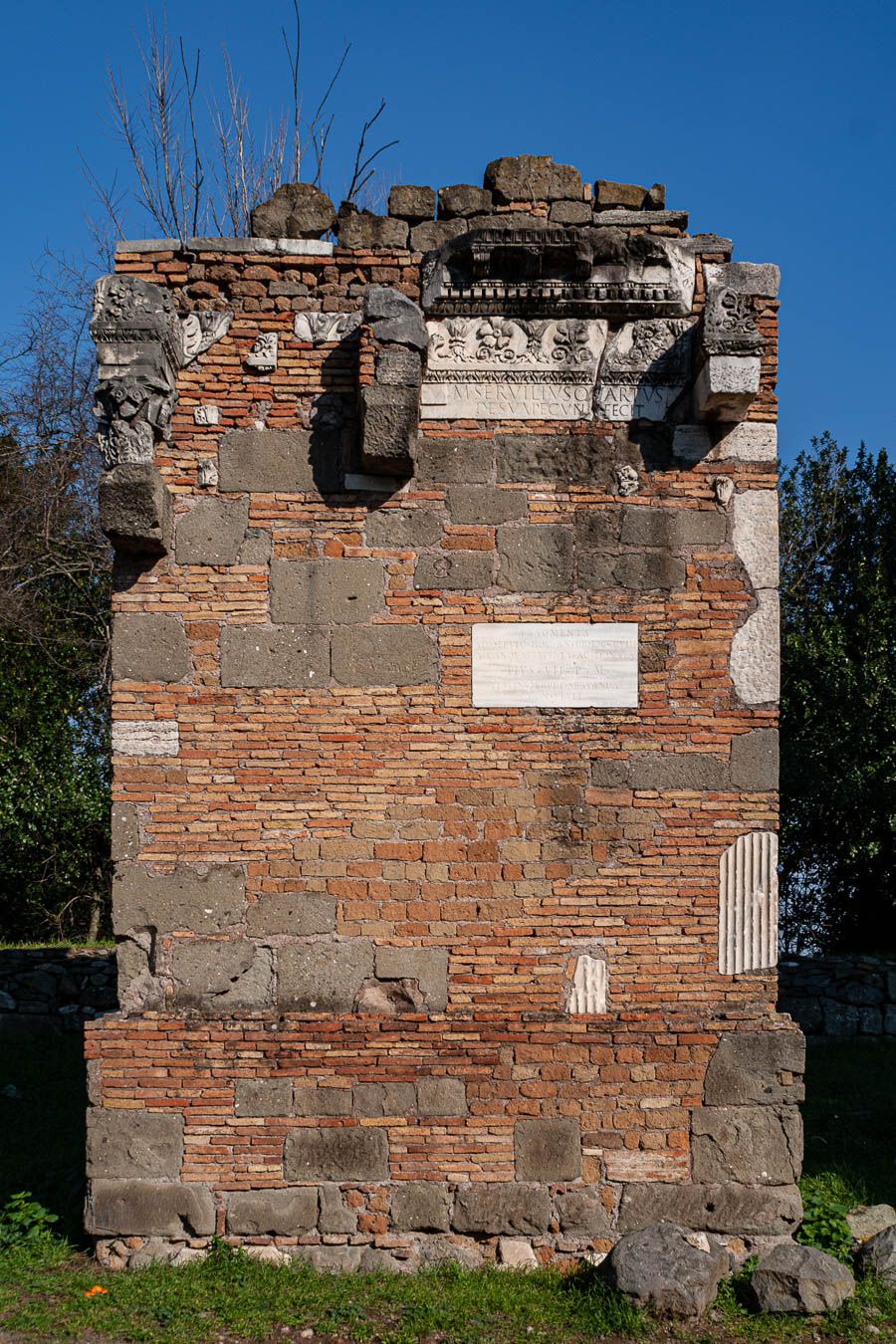 Via Appia Antica : tombe de Marcus Servilius Quartus