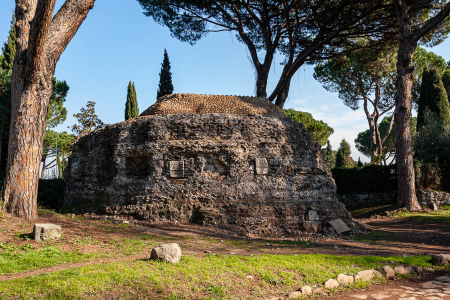 Via Appia Antica : mausolée circulaire