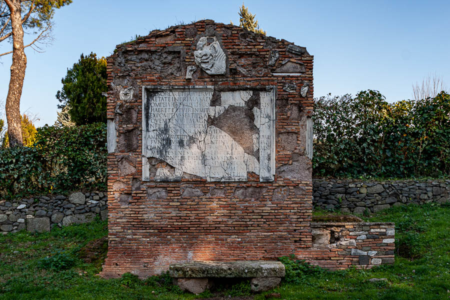 Via Appia Antica : tombeau de Sextus Pompeius Justus