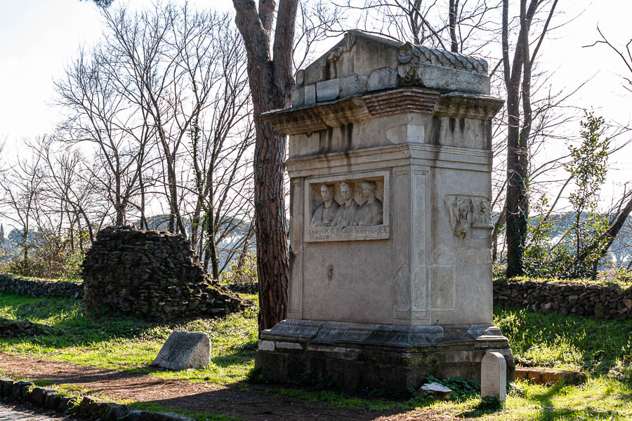 Via Appia Antica : tombeau des affranchis Rabiri