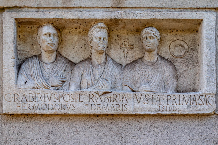 Via Appia Antica : tombeau des affranchis Rabiri