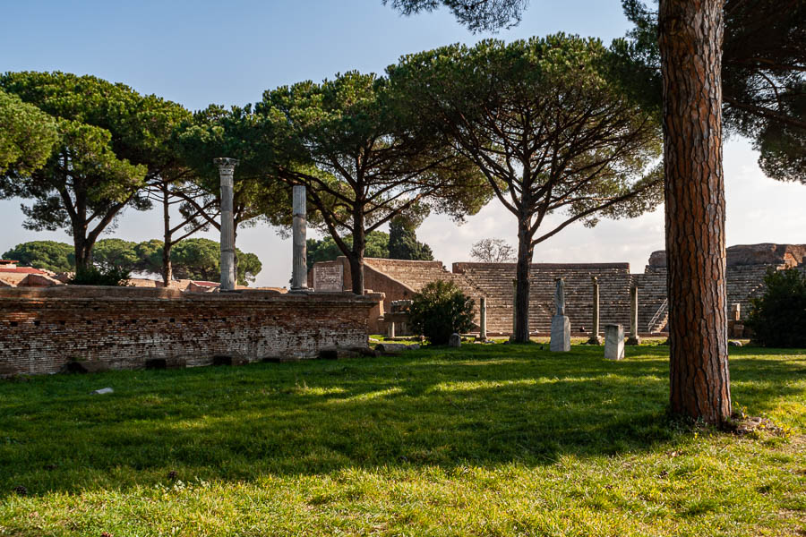 Ostia Antica : temple de la place des corporations et théâtre