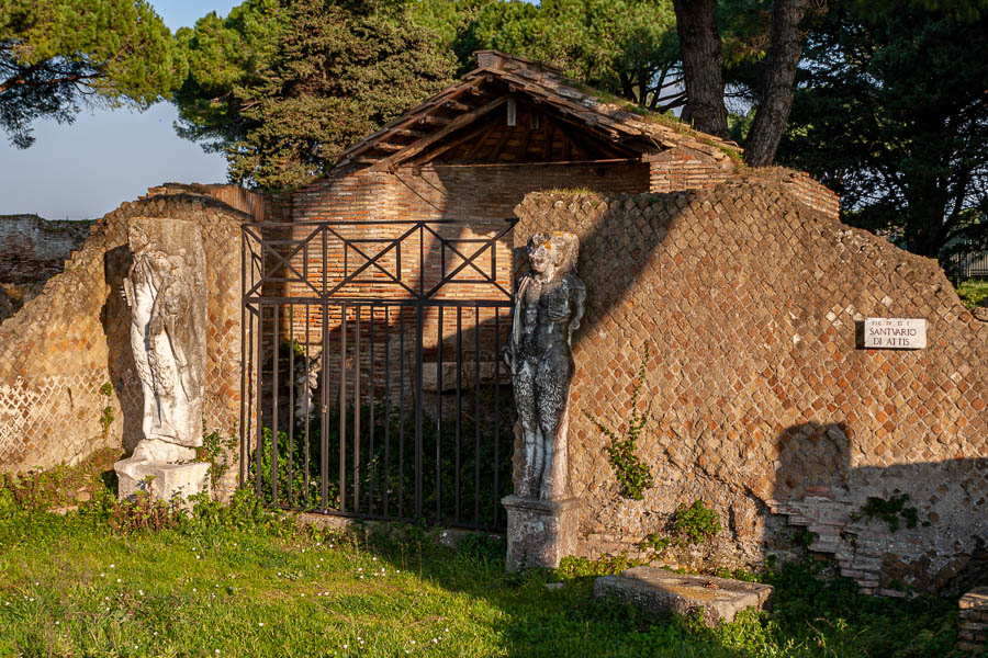 Ostia Antica : esplanade de la Magna Mater, temple d'Attis