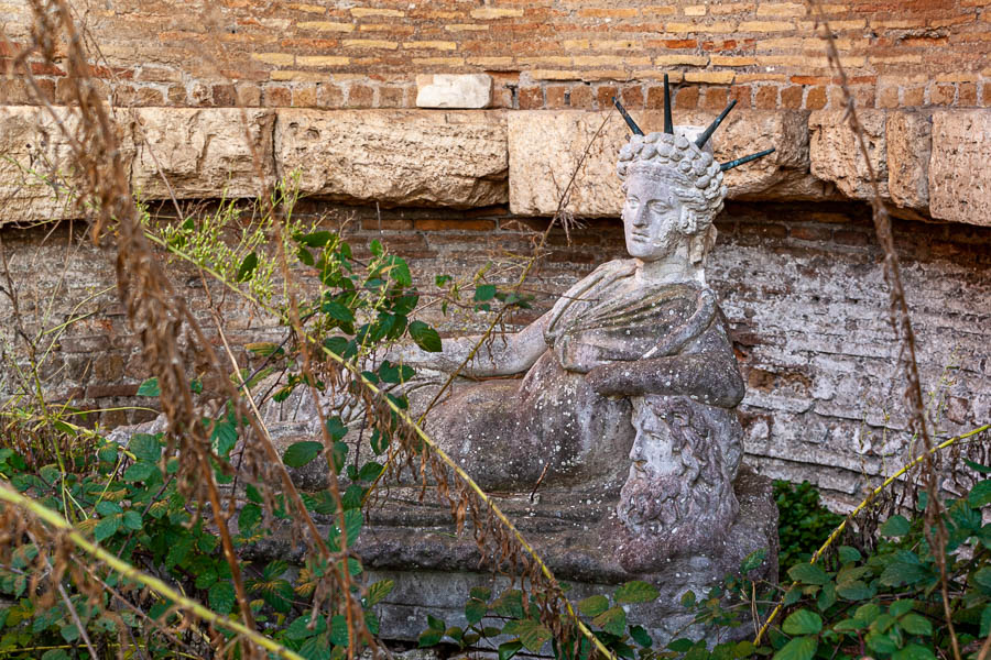 Ostia Antica : esplanade de la Magna Mater, temple d'Attis