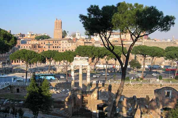 Forum de César, temple de Venus Genetrix, au loin tour des Milices (XIIIe)