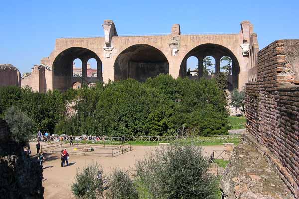 Forum : basilique de Constantin (IVe)