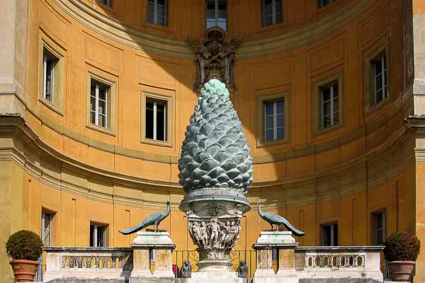 musée du Vatican : pomme de pin antique