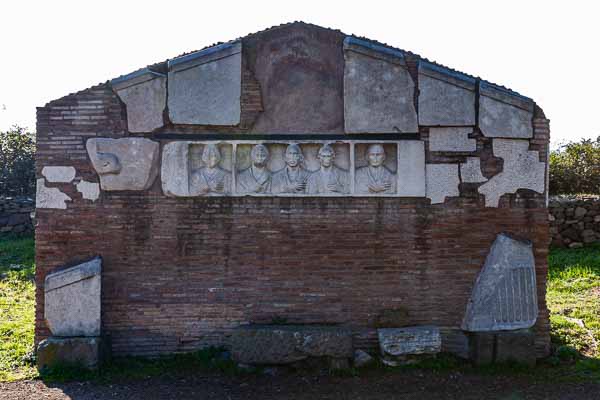 Via Appia Antica : tombeau d'Hilarius Fuscus
