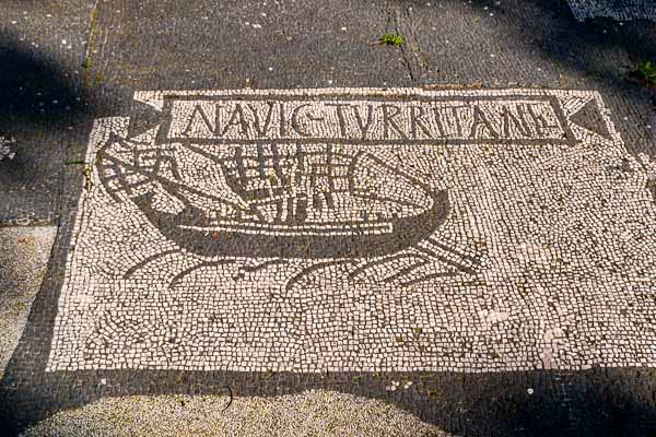 Ostia Antica : place des corporations, navire sarde