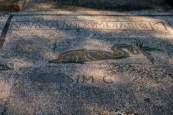Ostia Antica : place des corporations, dauphin