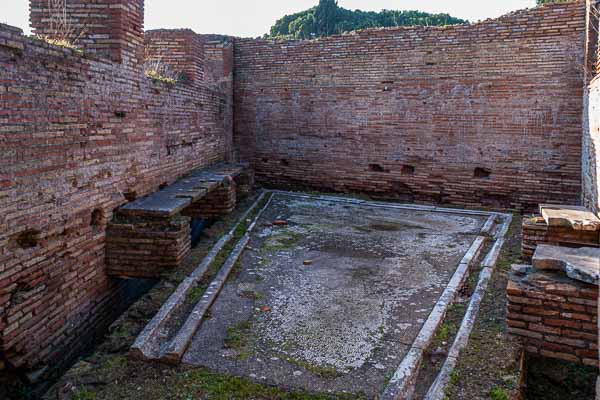 Ostia Antica : thermes du Forum, latrines publiques