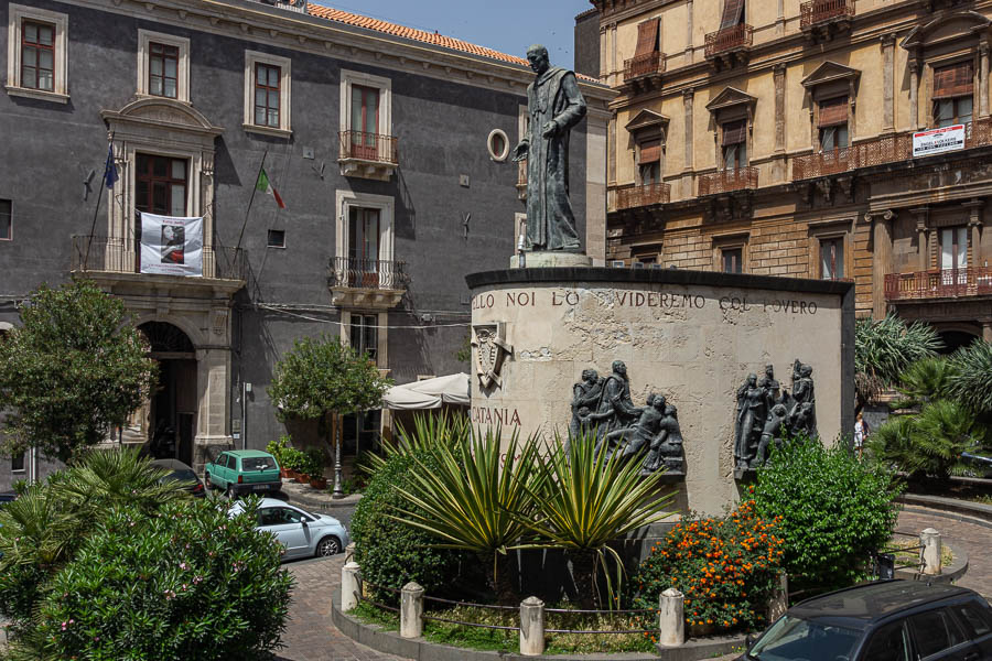 Catane : piazza San Francesco d'Assisi