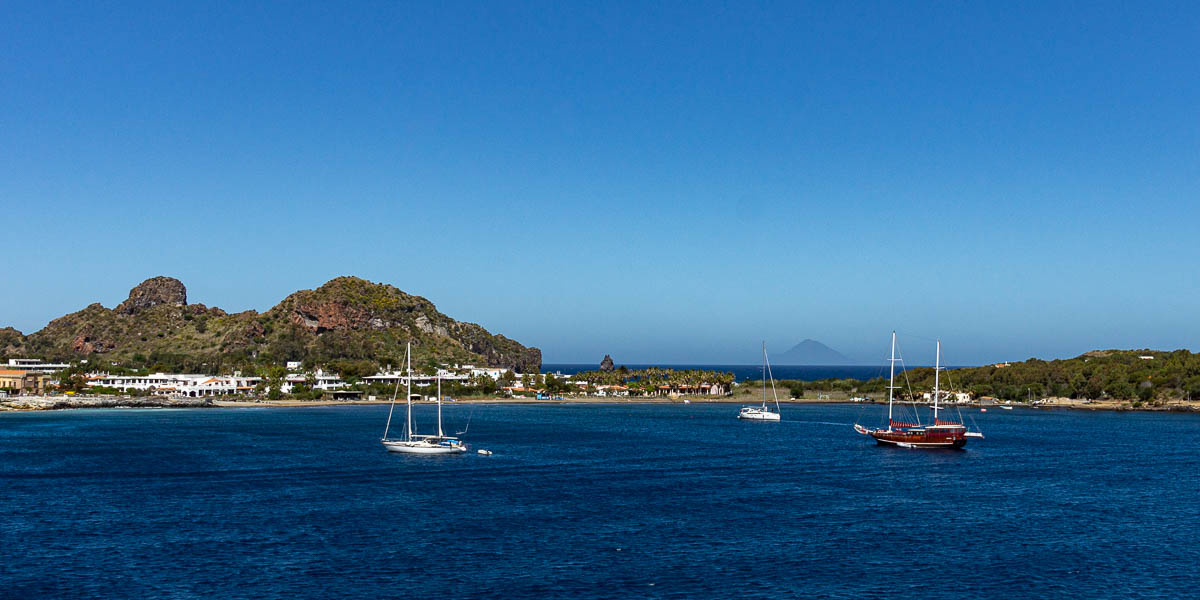 Port de Vulcano, au loin Filicudi