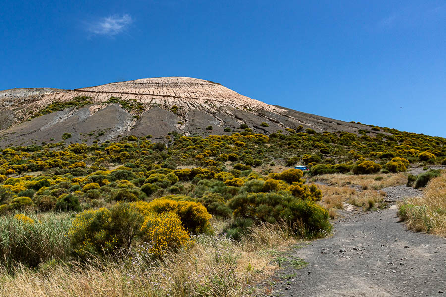 Vulcano : sentier menant au cratère