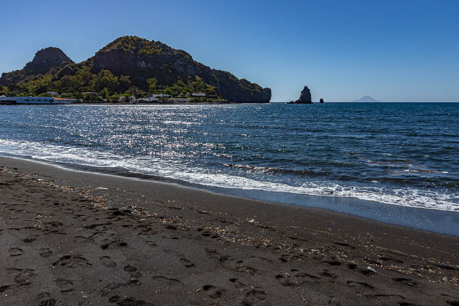 Vulcano : plage, au loin Alicudi et Filicudi