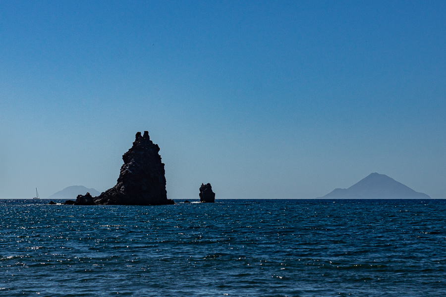 Vulcano : plage, au loin Alicudi et Filicudi