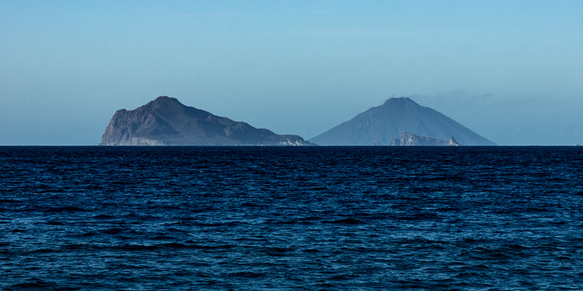 Lipari : plage de Canneto, Panarea et Stromboli
