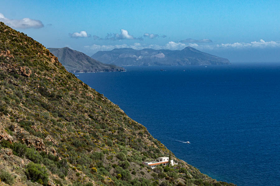 Salina : vue vers Lipari et Vulcano