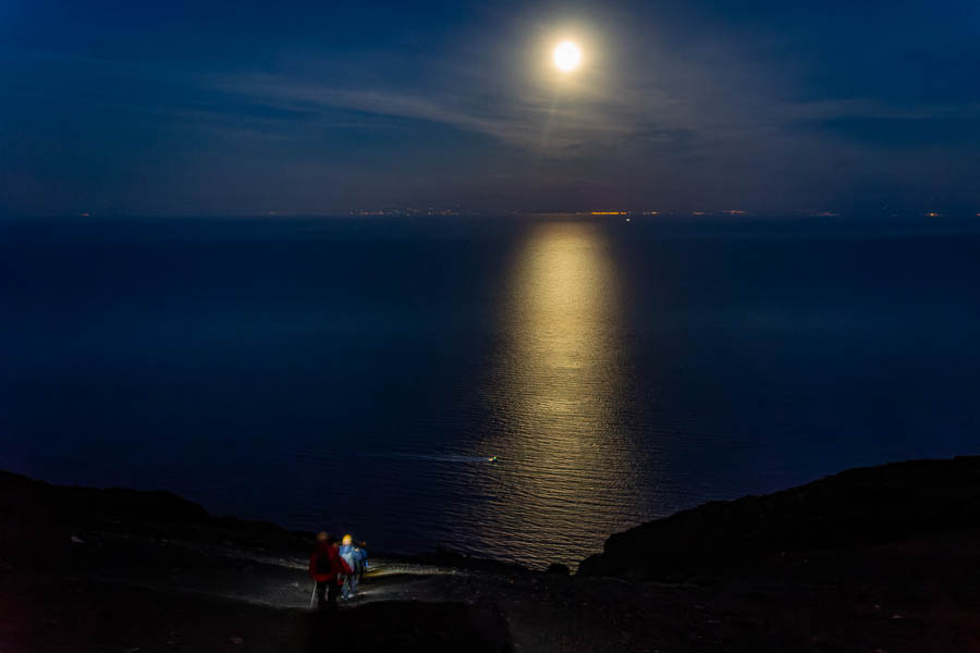 Descente du Stromboli sous la lune et lumières de Calabre