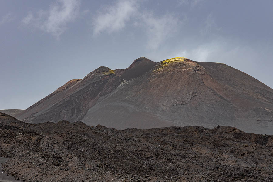 Coulée de lave et sommet de l'Etna