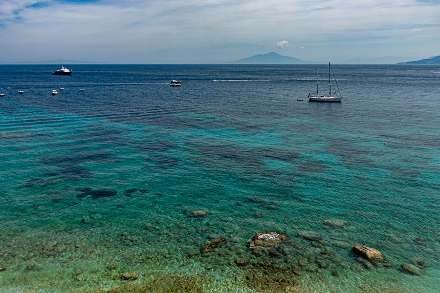 Capri : vue vers le Vésuve