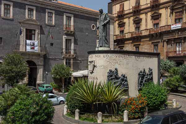 Catane : piazza San Francesco d'Assisi