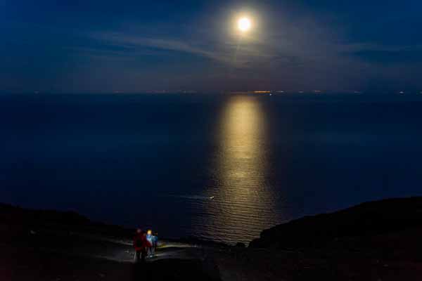 Descente du Stromboli sous la lune et lumières de Calabre