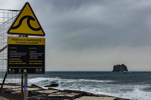 Stromboli : alerte au tsunami et Strombolicchio