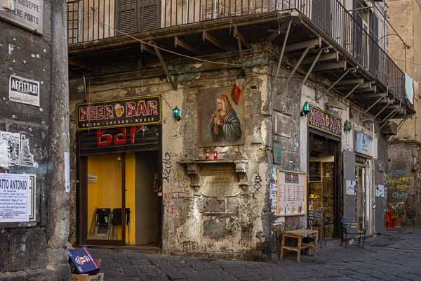 Naples : largo Banchi Nuovi