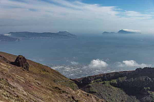 Vésuve : vue vers la péninsule de Sorrente et Capri
