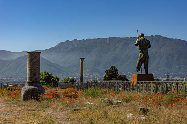 Pompéi : temple de Vénus et monts Lattari