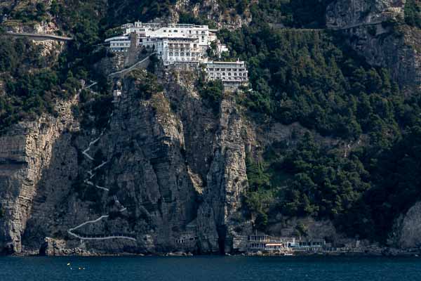 Côte amalfitaine : hôtel avec escalier