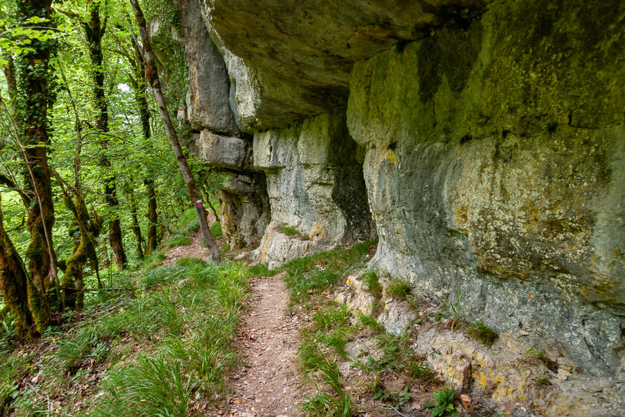 Sentier au pied de la falaise