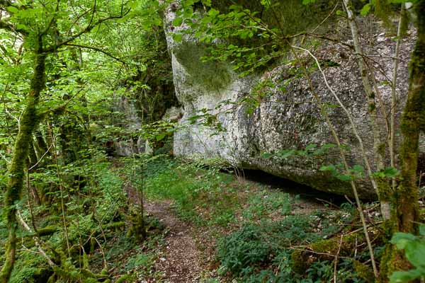 Sentier au pied de la falaise