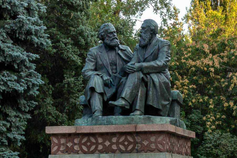 Bichkek : parc central, Marx et Engels