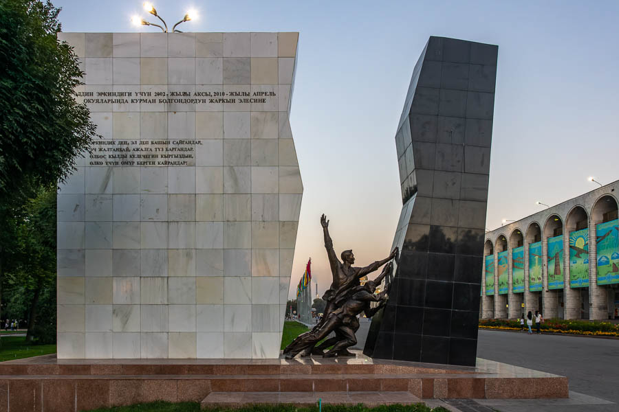 Bichkek : mémorial des révolutions de 2002 et 2010