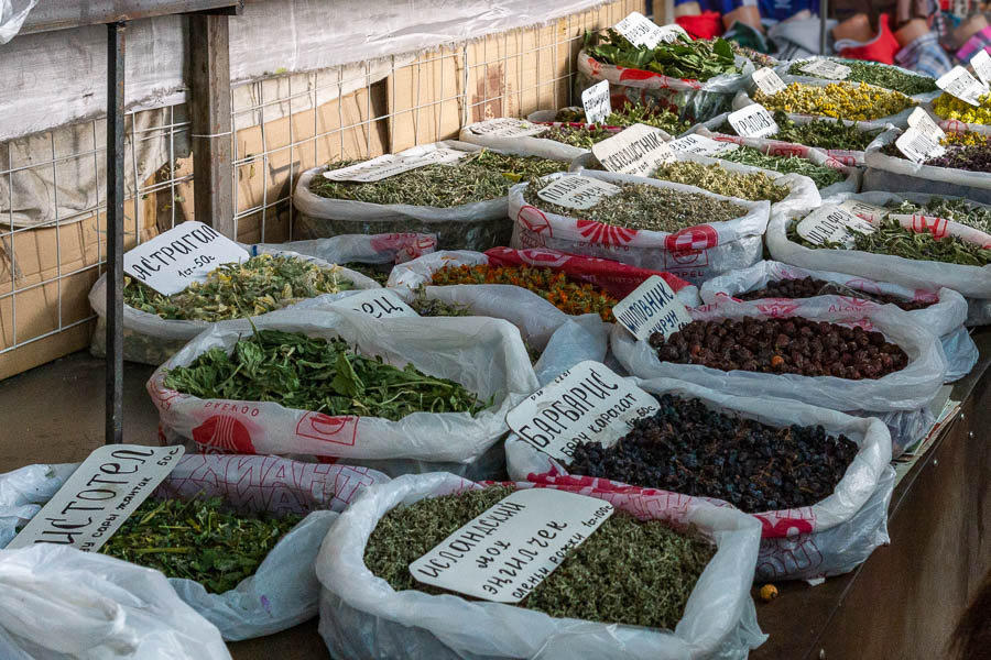 Bichkek : Osh Bazar, plantes médicinales