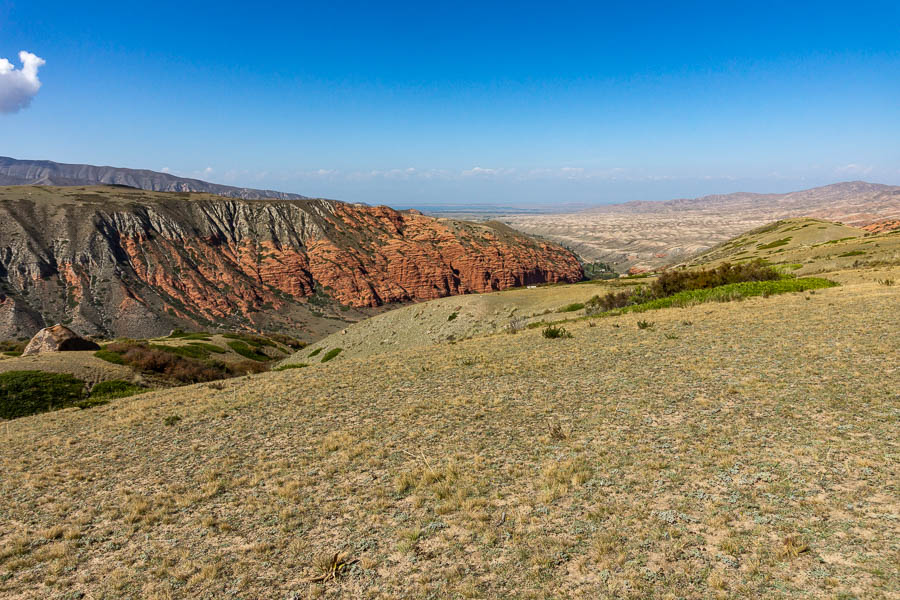 Vallée et falaises rouges, lac Issyk