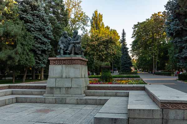 Bichkek : parc central, Marx et Engels